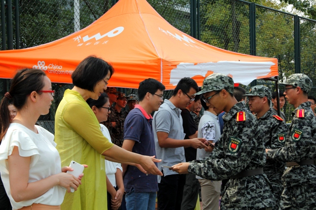 军训员工向老师赠送贺卡 军训员工向老师赠送贺卡