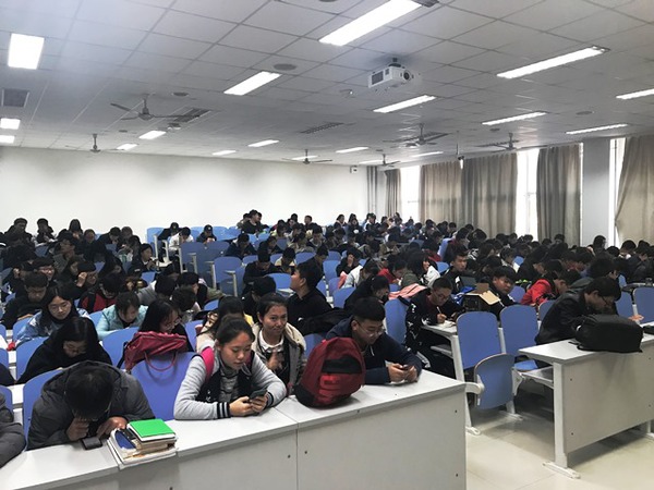 员工认真答题  刘伟摄影