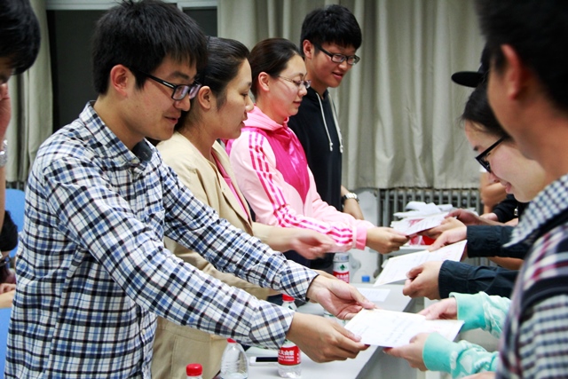 老师们为获奖员工颁奖 王玉娟摄影