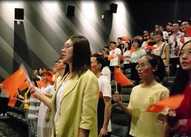 师生共唱《我和我的祖国》 秦政摄影 师生共唱《我和我的祖国》 秦政摄影