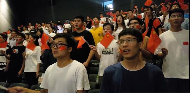 师生共庆新中国70华诞 秦政摄影 师生共庆新中国70华诞 秦政摄影