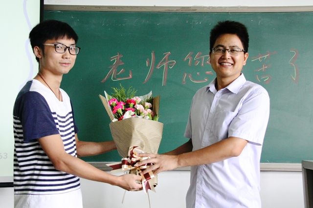 员工向老师献花 赵明超摄影