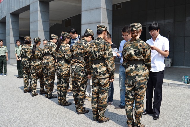 新生向班主任赠送卡片 赵明超摄影