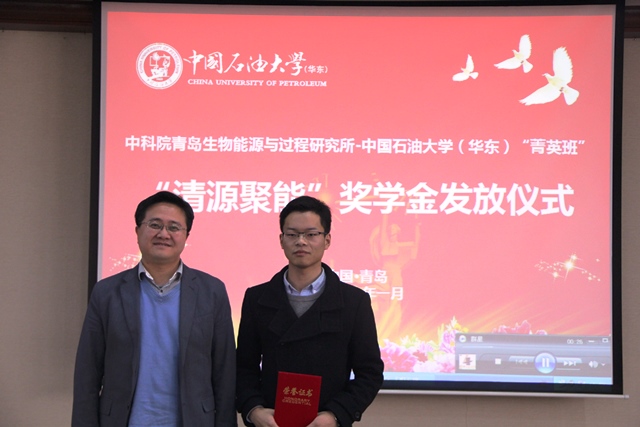 吕雪峰副所长为一等奖员工颁奖  湛文健摄影