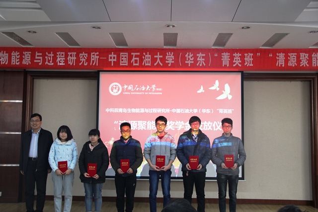 冯其红处长为三等奖员工颁奖  湛文健摄影