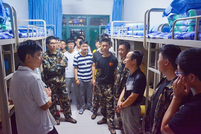 孙昱东教授为新生答疑解惑 李博一摄