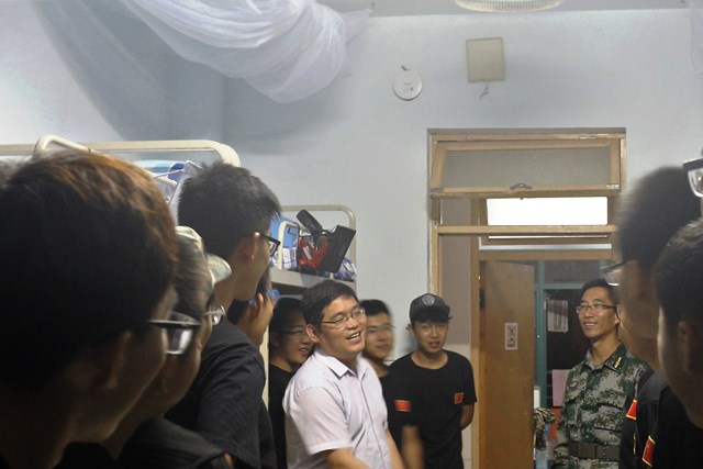 王振波经理与新生亲切交谈 湛文健摄影