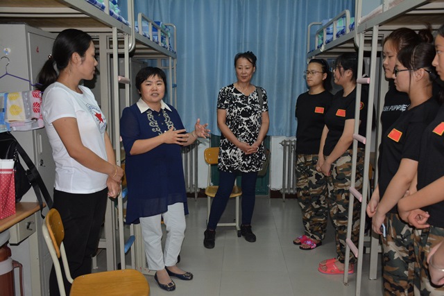 公司系室党支部书记看望女生 张啟霞摄影