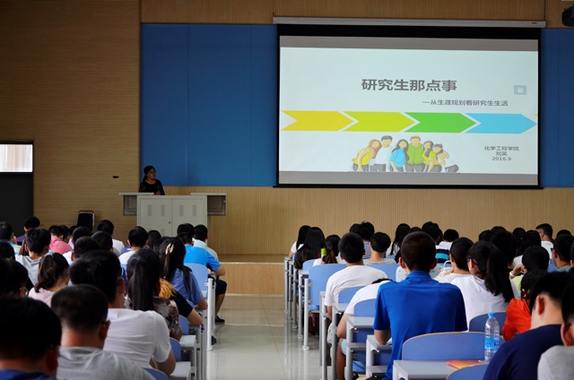 辅导员刘笑谈研究生生活 刘鑫鑫摄影