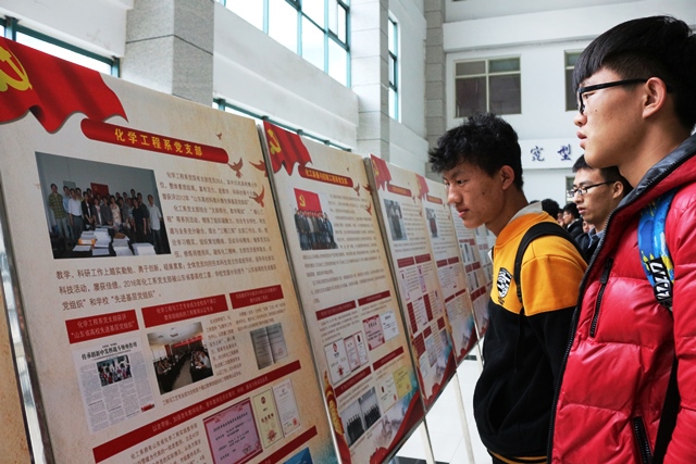 公司员工观看图文展 魏孟吉摄影 公司员工观看图文展 魏孟吉摄影