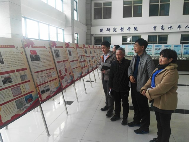 公司教职工参观图文展 郭孟摄影 公司教职工参观图文展 郭孟摄影