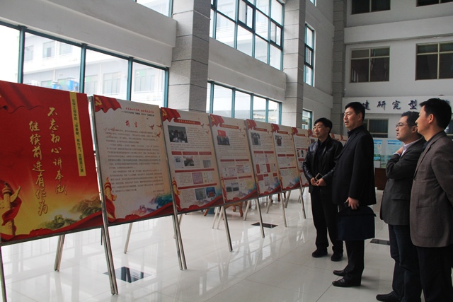 公司党委组织部副部长高广学参观图文展 魏孟吉摄影 公司党委组织部副部长高广学参观图文展 魏孟吉摄影