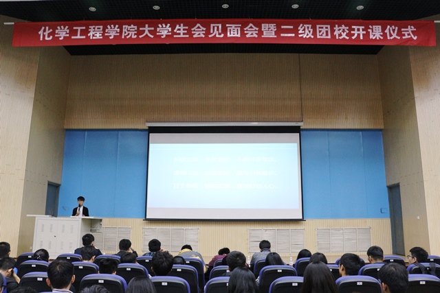 公司员工会主席房克昌发言 纪洪洋摄影 公司员工会主席房克昌发言 纪洪洋摄影